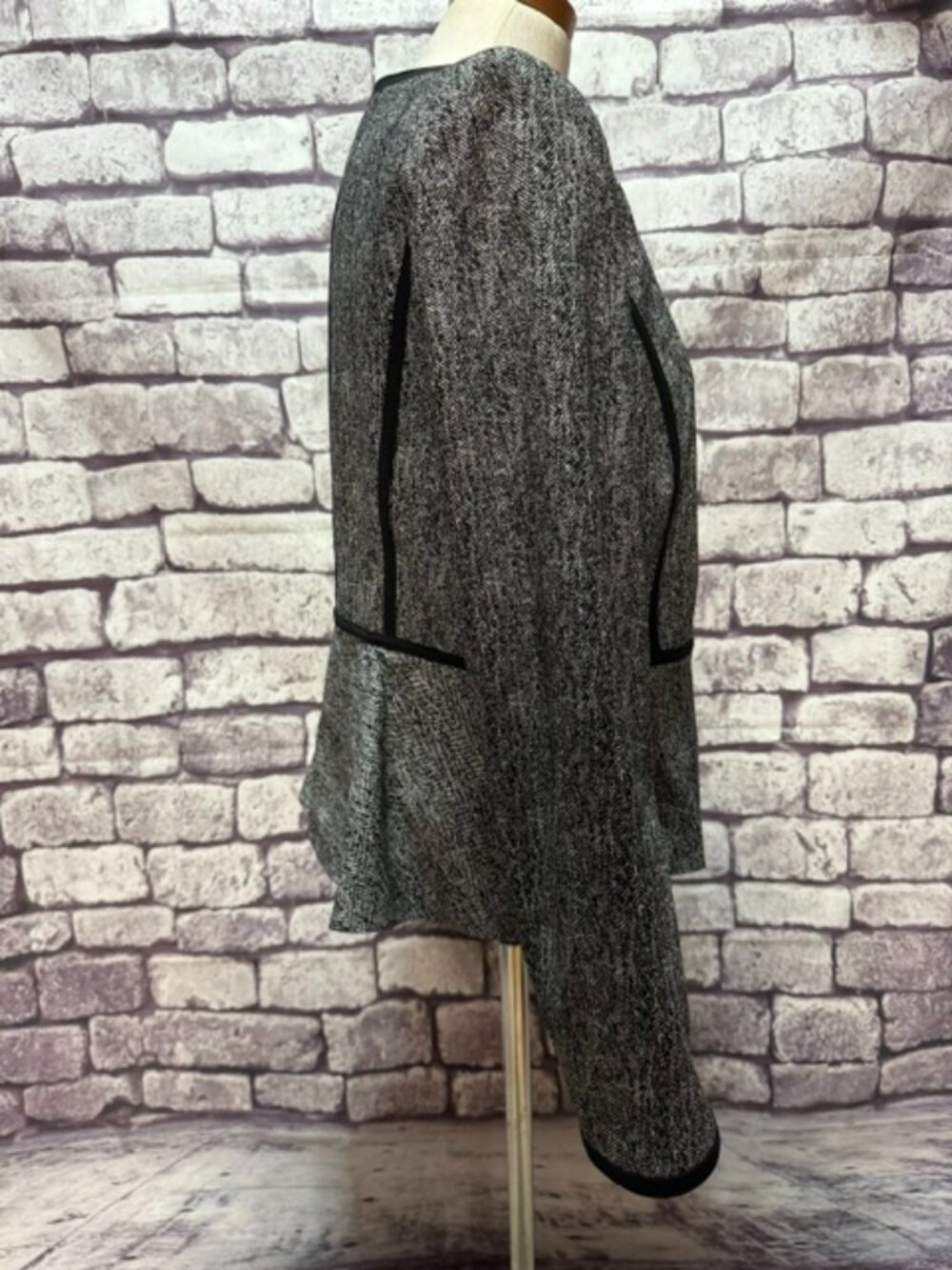 DKNY Black & White Tweed Peplum Style Hem Jacket Size 12 - Picture 8 of 9